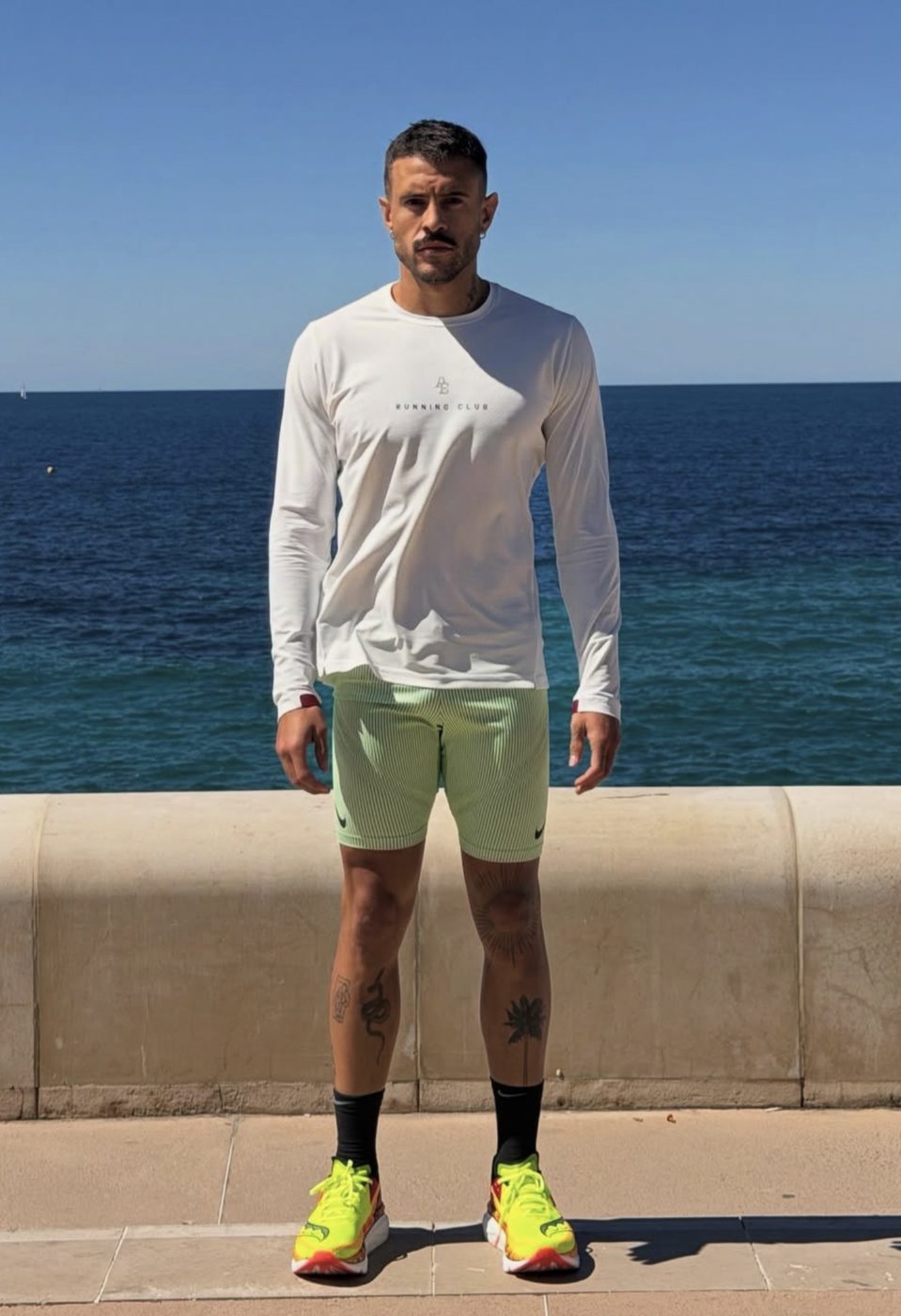 Gabriel Ayuso, talent OMNY Agency, en tenue de running face à la mer